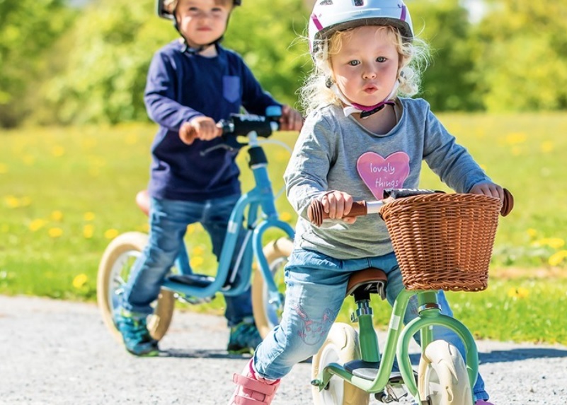 dzieci na rowerkach PUKY